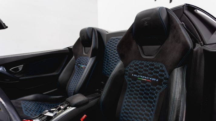 light-blue-lamborghini-huracan-spyder-interior-view-mph-club